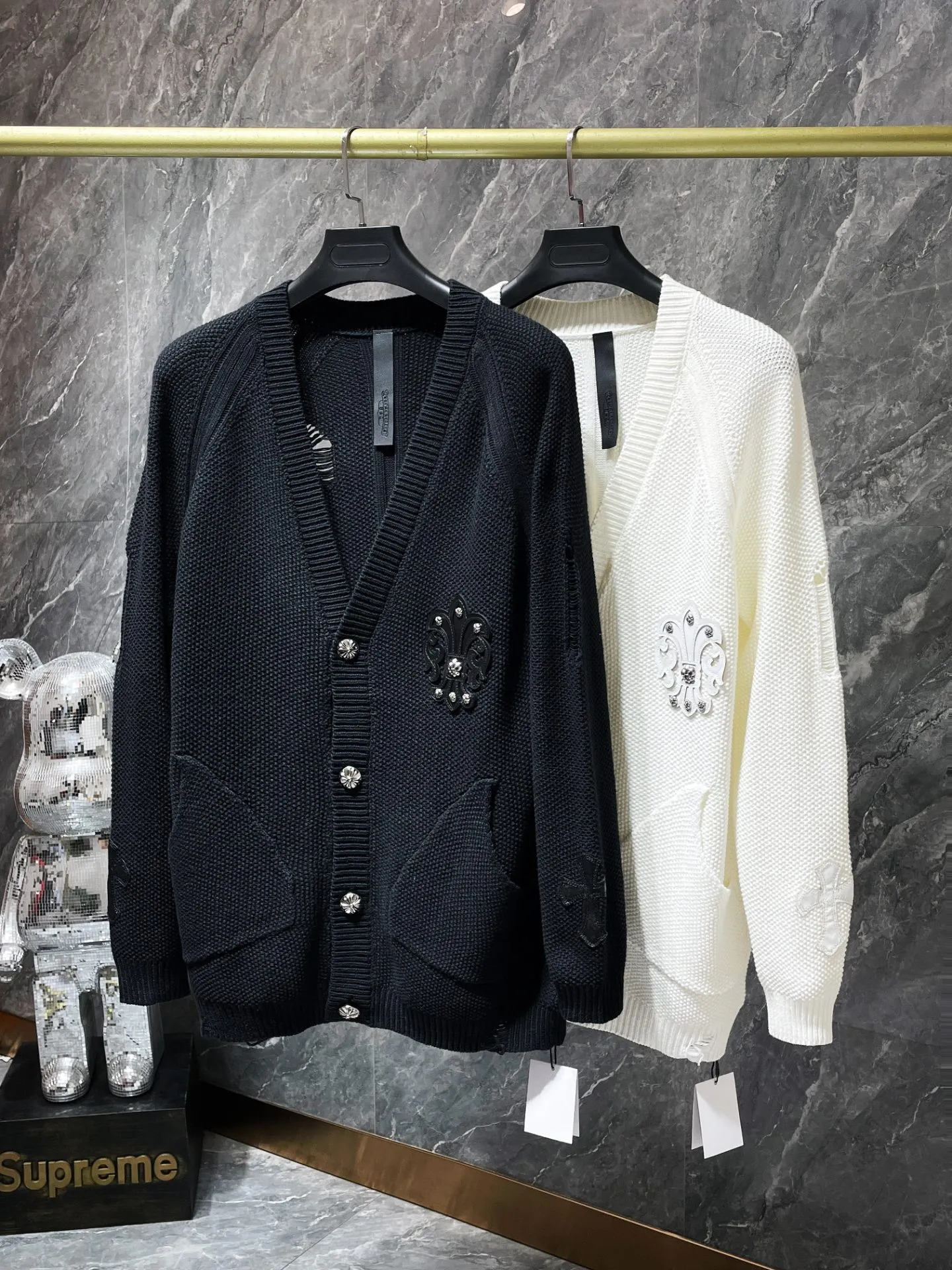 P276 Chrome Hearts 🍁Autumn and winter sweater series🍁 Crow embroidered holey loose Korean sweater Selected high-quality pure cotton high-weight knitted Customized Chrome Hearts hardware buttons ➕ Leather label embroidery on the chest Using Tajima machine embroidery technology Non-commercial version A must-have for fashionable high-street men and women 🌈Recommended colors: black white 🌈 Sizes: S, M, L, XL